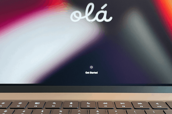 Macbook Pro Keyboard and screen, showing "ola" as a greeting.